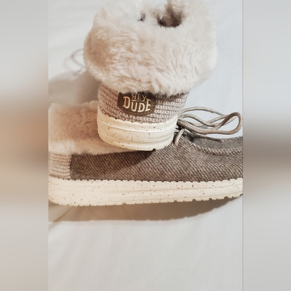 Hey Dude Women's Tan Wendy Fur-Lined Shoes. Sz 10 - Picture 3 of 4